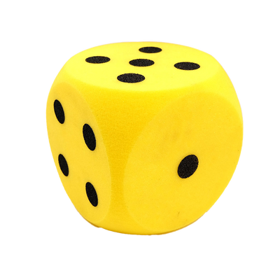 Skumterning med sorte prikker (16 cm)