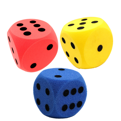 Skumterning med sorte prikker (16 cm)