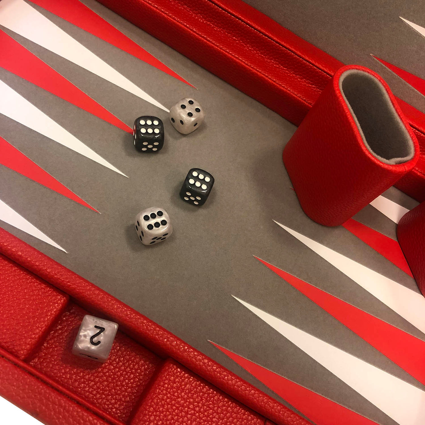 37 cm rød/hvid/grå backgammon